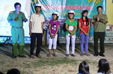 Những phần qu&agrave; &yacute; nghĩa cho người d&acirc;n khi tham gia giao th&ocirc;ng