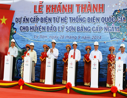 Thủ tướng Nguyễn Tấn Dũng c&ugrave;ng l&atilde;nh đạo c&aacute;c bộ ng&agrave;nh trong lễ kh&aacute;nh th&agrave;nh dự &aacute;n cấp điện từ hệ thống điện quốc gia cho huyện đảo L&yacute; Sơn. Ảnh: Tr&iacute; T&iacute;n.