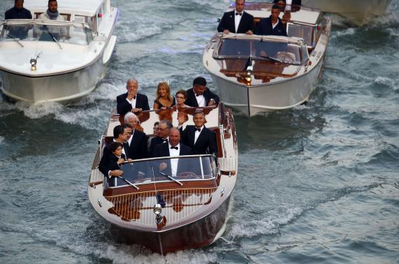 Ch&uacute; rể George Clooney cũng ngồi tr&ecirc;n một du thuyền tới địa điểm tổ chức h&ocirc;n ễ