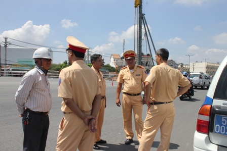 2,5km đường Phạm Văn Đồng mới vừa được b&agrave;n giao cho Đội CSGT dẫn đo&agrave;n l&uacute;c 10h15 s&aacute;ng nay