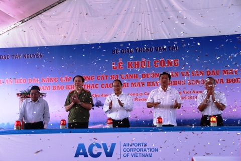 Bấm n&uacute;t khởi c&ocirc;ng n&acirc;ng cấp s&acirc;n bay