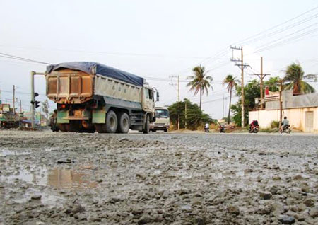 Xe ben chở đ&aacute; ph&aacute; hỏng QL1K qua tỉnh B&igrave;nh Dương Ảnh: Vĩnh Ph&uacute;