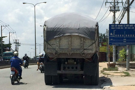 Một chiếc xe ben chở đầy ắp đ&aacute; đỗ tr&ecirc;n QL1K theo hướng từ B&igrave;nh Dương về TP HCM (Ảnh chụp s&aacute;ng 28/9)