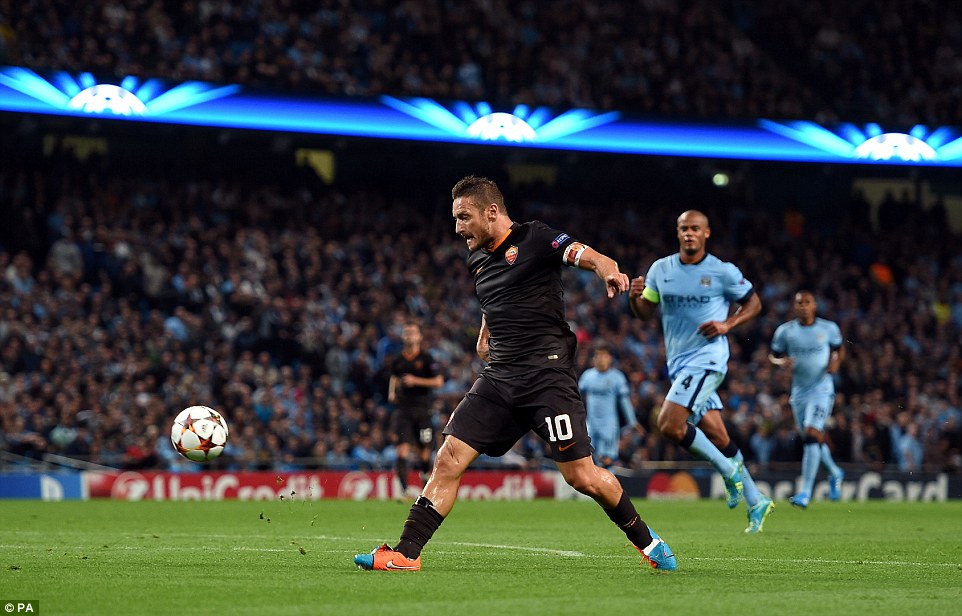 Totti gi&uacute;p Roma gi&agrave;nh được 1 điểm tr&ecirc;n s&acirc;n kh&aacute;ch