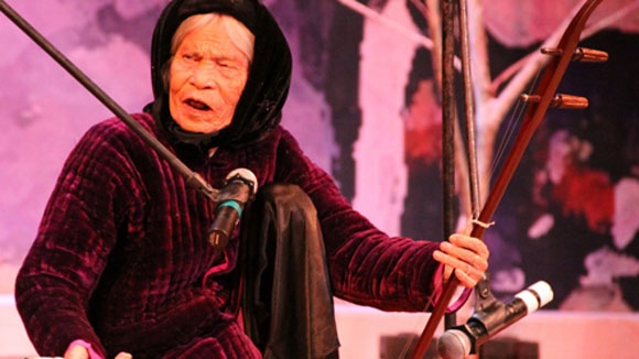 NSƯT H&agrave; Thị Cầu- nghệ nh&acirc;n h&aacute;t xẩm cuối c&ugrave;ng của thế kỷ 20