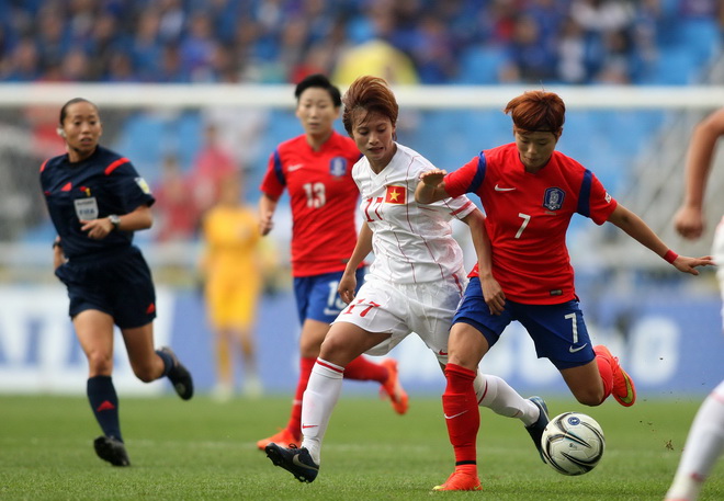 ĐT nữ Việt Nam (trắng) kh&ocirc;ng thể tạo bất ngờ trước H&agrave;n Quốc. (Ảnh TTVH)