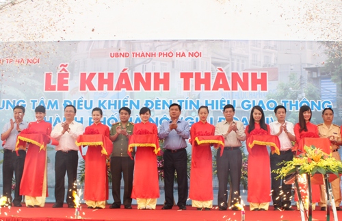 Bộ trưởng Bộ GTVT Đinh La Thăng c&ugrave;ng c&aacute;c đại biểu cắt băng kh&aacute;nh th&agrave;nh