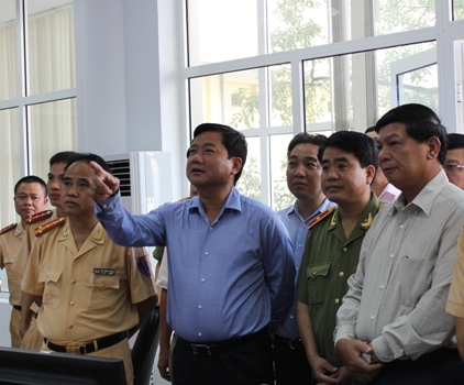 Bộ trưởng Đinh La Thăng c&ugrave;ng c&aacute;c đại biểu thăm quan Trung t&acirc;m điều khiển đ&egrave;n t&iacute;n hiệu giao th&ocirc;ng