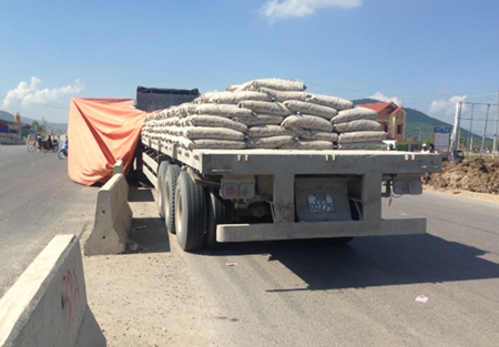 Do chiếc xẻ đầu k&eacute;o chở theo một khối lượng lớn xi măng n&ecirc;n lực lượng cứu hộ vẫn chưa thể đưa được x&aacute;c nạn nh&acirc;n ra ngo&agrave;i