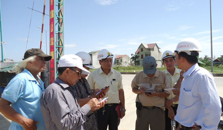 Đo&agrave;n nh&agrave; văn Trại s&aacute;ng t&aacute;c văn học miền Trung đi thực tế tại c&ocirc;ng trường thi c&ocirc;ng G&oacute;i thầu số 5 - Cảng h&agrave;ng kh&ocirc;ng Vinh