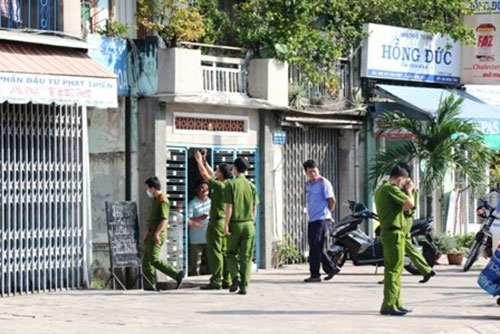 C&ocirc;ng an đang kh&aacute;m nghiệm hiện trường