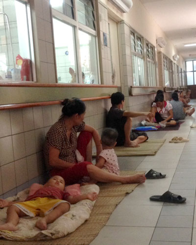 Bệnh nhi tr&agrave;n ra cả ngo&agrave;i h&agrave;nh lang khoa Nhi, Bệnh viện Bạch Mai (H&agrave; Nội)