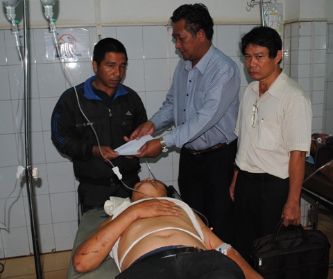 Ban ATGT tỉnh thăm hỏi, động vi&ecirc;n gia đ&igrave;nh người bị nạn ( Ảnh : Văn Tư)