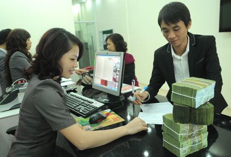 L&atilde;i suất huy động sẽ tiếp tục giảm để tạo điều kiện hạ l&atilde;i suất cho vay Ảnh: L&atilde; Anh