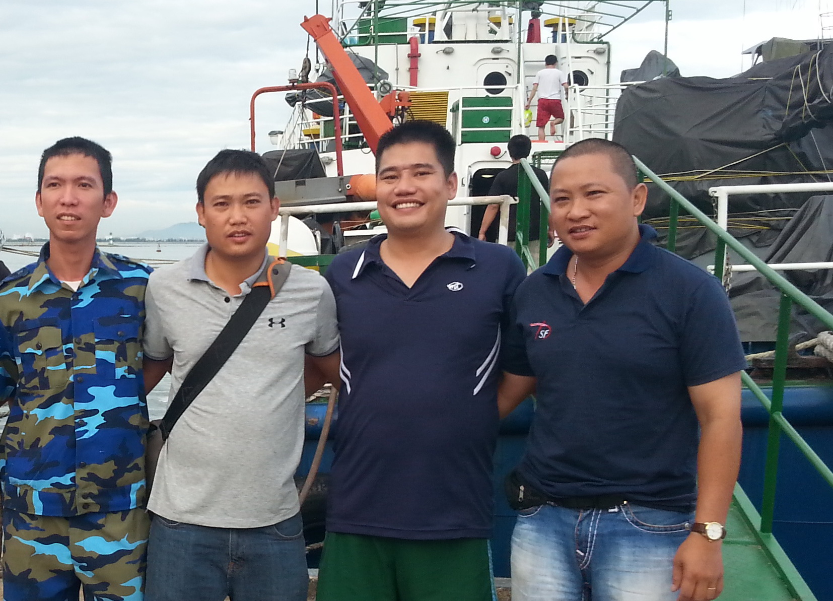 Ph&oacute;ng vi&ecirc;n L&ecirc; Kh&aacute;nh H&agrave; của B&aacute;o Giao th&ocirc;ng (&aacute;o trắng) trong chuyến t&aacute;c nghiệp c&ugrave;ng c&aacute;c chiến sỹ tr&ecirc;n t&agrave;u cảnh s&aacute;t biển 4033 