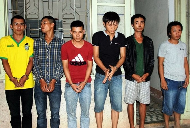 Nh&oacute;m thanh ni&ecirc;n chuy&ecirc;n trấn tiền xe qu&aacute; tải bị C&ocirc;ng an huyện Cam Lộ tạm giữ