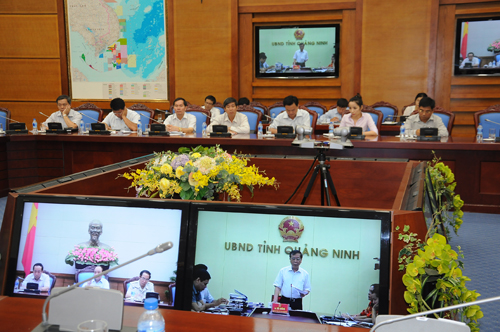 L&atilde;nh đạo tỉnh Quảng Ninh b&aacute;o c&aacute;o trực tuyến tại hội nghị 