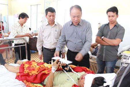 Đại diện l&atilde;nh đạo Ủy ban ATGT Quốc gia thăm c&aacute;c nạn nh&acirc;n vụ TNGT ở Đắk Lắk