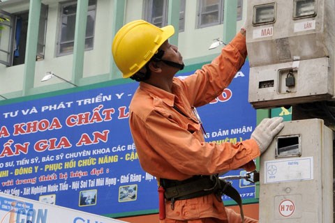 EVN hiện đang c&oacute; tới 67 ng&agrave;n lao động ghi, đọc chỉ số c&ocirc;ng tơ v&agrave; thu tiền điện