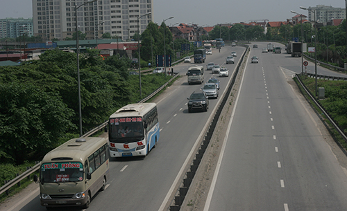 Tại tuyến đường cao tốc Pháp Vân - Cầu Giẽ, chiều đi phía Nam vắng tanh, còn chiều ra Hà Nội xe cộ đi lại như mắc cửi.