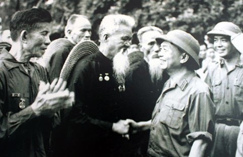 Đại tướng V&otilde; Nguy&ecirc;n Gi&aacute;p thăm đơn vị l&atilde;o d&acirc;n qu&acirc;n Hoằng H&oacute;a, Thanh H&oacute;a (đơn vị n&agrave;y đ&atilde; bắn rơi m&aacute;y bay Mỹ bằng s&uacute;ng trường) tại lễ duyệt binh nh&acirc;n ng&agrave;y Quốc kh&aacute;nh 2/9/1973.