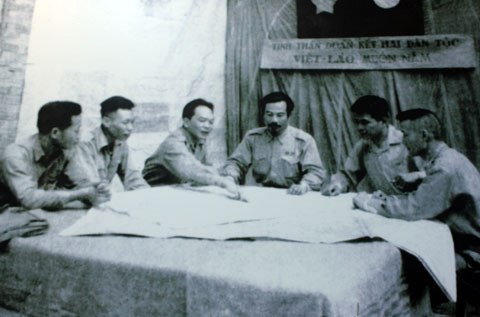 Đại tướng v&agrave; Ho&agrave;ng th&acirc;n Souphanouvong b&agrave;n kế hoạch mở chiến dịch Thượng L&agrave;o (1954).