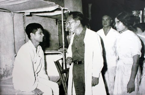 Đại tướng thăm thương binh, bệnh binh ở Qu&acirc;n y viện 108 nh&acirc;n ng&agrave;y thương binh, liệt sĩ 27/7/1969.