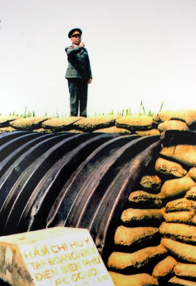 Đại tướng V&otilde; Nguy&ecirc;n Gi&aacute;p đứng tr&ecirc;n n&oacute;c hầm của tướng De Castries, nhớ về những chiến c&ocirc;ng h&agrave;o h&ugrave;ng của chiến dịch Điện Bi&ecirc;n Phủ 50 năm trước.
