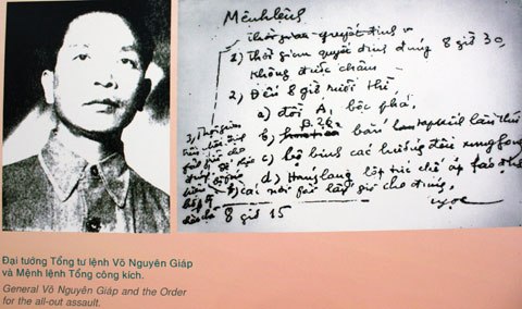 Đại tướng v&agrave; mật lệnh tổng c&ocirc;ng k&iacute;ch.