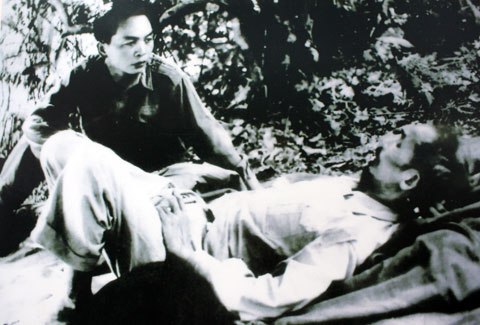 Tr&ecirc;n đường đi chiến dịch Bi&ecirc;n Giới, đại tướng thăm Chủ tịch Hồ Ch&iacute; Minh (1950).