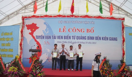 Trao Giấy ph&eacute;p rời cảng cho t&agrave;u vận tải biển