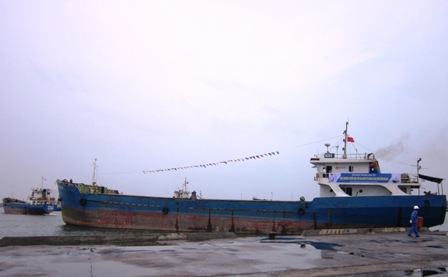 T&agrave;u vận tải h&agrave;ng h&oacute;a rời cảng Thuận An (tỉnh Thừa Thi&ecirc;n - Huế) sau lễ c&ocirc;ng bố tuyến vận tải ven biển từ Quảng B&igrave;nh đến Ki&ecirc;n Giang