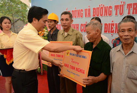 Đại diện 2 nh&agrave; thầu l&agrave; Tổng C&ocirc;ng ty XDCTGT 4 v&agrave; C&ocirc;ng ty CP Đầu tư x&acirc;y dựng Tuấn Lộc trao 20 căn nh&agrave; t&igrave;nh nghĩa cho c&aacute;c hộ gia đ&igrave;nh c&oacute; ho&agrave;n cảnh kh&oacute; khăn ở huyện Thanh Chương