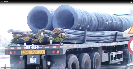 Lực lượng chức năng ph&aacute;t hiện xe chở qu&aacute; tải