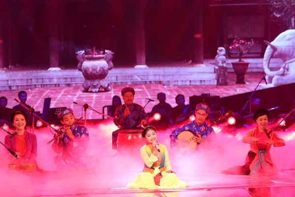 Thiện Nh&acirc;n với m&agrave;n thể hiện chầu văn v&ocirc; c&ugrave;ng xuất sắc (Ảnh: Maison de bil/Tiền Phong)