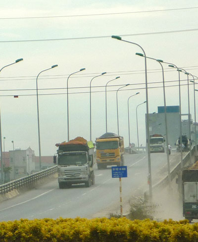 Xe tải tấp nập chạy qua cầu