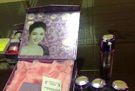 Mỹ phẩm Ecolly rởm của C&ocirc;ng ty TNHH Thương mại quốc tế B&aacute;ch Phương bị thu giữ