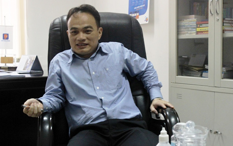 &Ocirc;ng Tr&acirc;̀n Đình Tuy&ecirc;́t, P GĐ c&ocirc;ng ty xăng d&acirc;̀u Hà Tĩnh r&acirc;́t ti&ecirc;́c v&ecirc;̀ sự vi&ecirc;̣c xảy ra với chị Ngà (Ảnh: Vietnamnet)