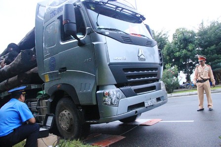Lực lượng chức năng c&acirc;n tải trọng đo&agrave;n xe qu&aacute; tải