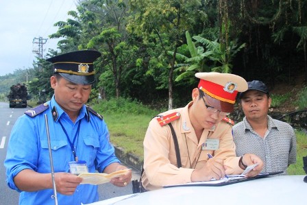 C&aacute;c xe chở qu&aacute; tải tr&ecirc;n 50%