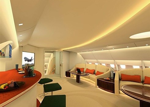 Theo y&ecirc;u cầu của chủ nh&acirc;n, m&aacute;y bay c&oacute; một ph&ograve;ng chờ rộng r&atilde;i với 25 tiếp vi&ecirc;n hỗ trợ, một ph&ograve;ng ăn ốp đ&aacute; cẩm thạch với sức chứa 14 người, một qu&aacute;n bar với r&egrave;m cửa theo kiểu lều của người Ả rập.
