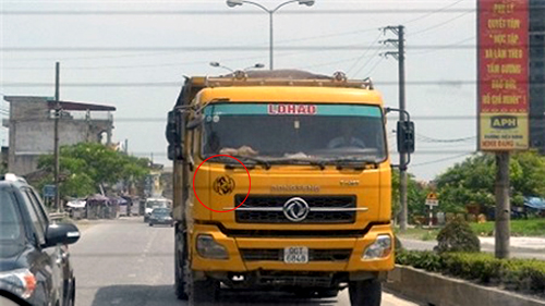 Logo v&agrave;ng được d&aacute;n tr&ecirc;n c&aacute;c xe tải tại c&aacute;c tỉnh ph&iacute;a Nam được cho l&agrave; dấu hiệu bảo k&ecirc; xe qu&aacute; tải . Ảnh theo VTC