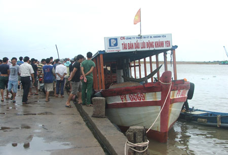 T&agrave;u dầu được lực lượng cứu hộ đưa v&agrave;o bờ an to&agrave;n