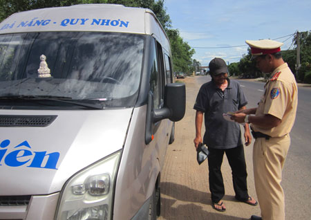 CSGT B&igrave;nh Định th&ocirc;ng b&aacute;o (ảnh to) v&agrave; xử l&yacute; (ảnh nhỏ) trường hợp vi phạm giao th&ocirc;ng bằng h&igrave;nh thức phạt nguội Ảnh: Duy Lợi