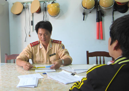 CSGT B&igrave;nh Định xử l&yacute; trường hợp vi phạm giao th&ocirc;ng bằng h&igrave;nh thức phạt nguội Ảnh: Duy Lợi