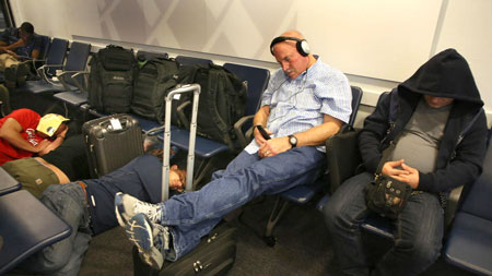 H&agrave;nh kh&aacute;ch mệt mỏi chờ đợi sau vụ ph&oacute;ng hỏa đ&agrave;i kiểm so&aacute;t kh&ocirc;ng lưu