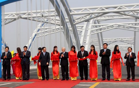 Tổng Bí thư Nguyễn Phú Trọng và các đại biểu cắt băng thông xe cầu Đông Trù