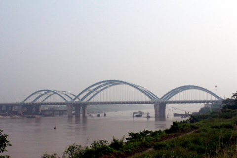 Toàn cảnh cầu Đông Trù nhìn từ phía Gia Lâm.