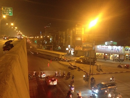 Đến đ&ecirc;m, từ sau 21h, xe mới đi v&agrave;o c&aacute;c tuyến đường nội th&agrave;nh H&agrave; Nội.
