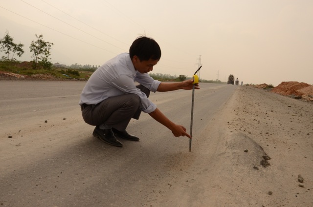 nhiều vị tr&iacute; tại khu vực tập trung nhiều xe từ mỏ đ&aacute; ra, mặt đường đ&atilde; bị l&uacute;n s&acirc;u
